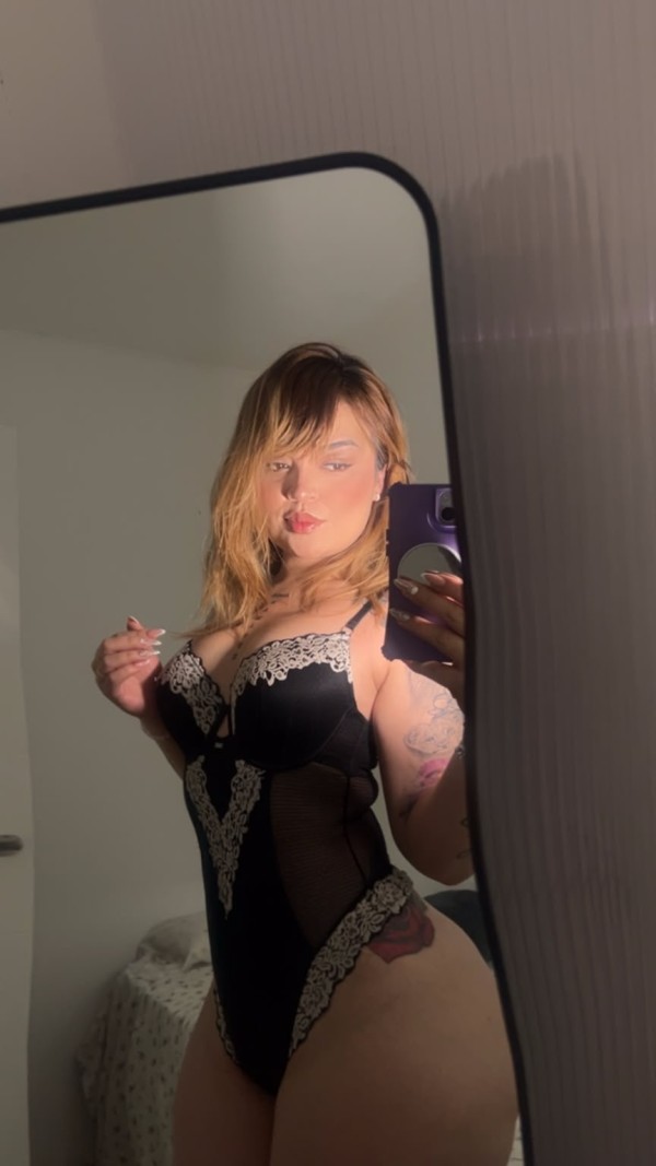 EMILY SENSUAL Y JUGUETONA LATINA ATREVETE