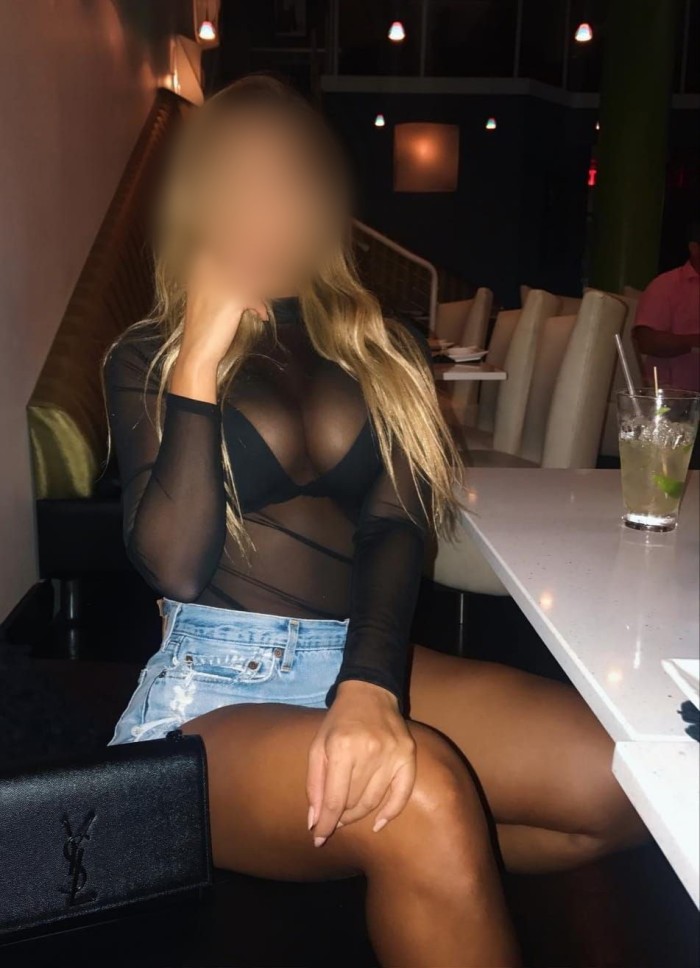 Rubia Exuberante y Sensual