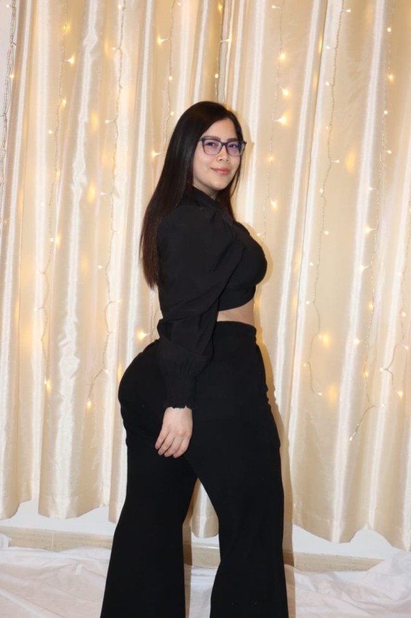 ALICE MUY CACHÓNDA FIESTERA Y DIVERTIDA