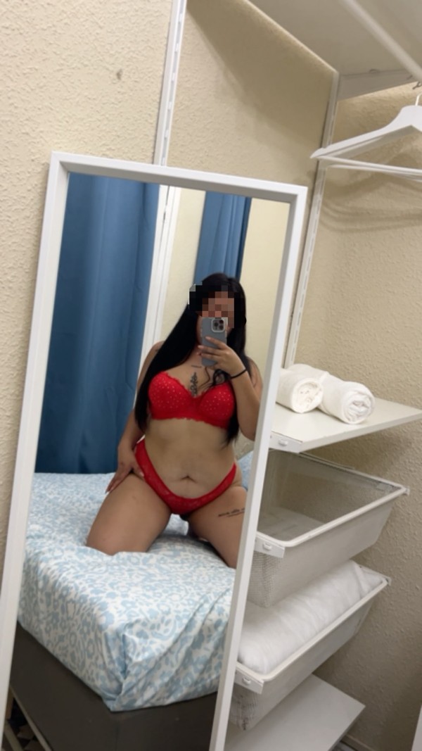 Rellenita y juguetona latina fiestea