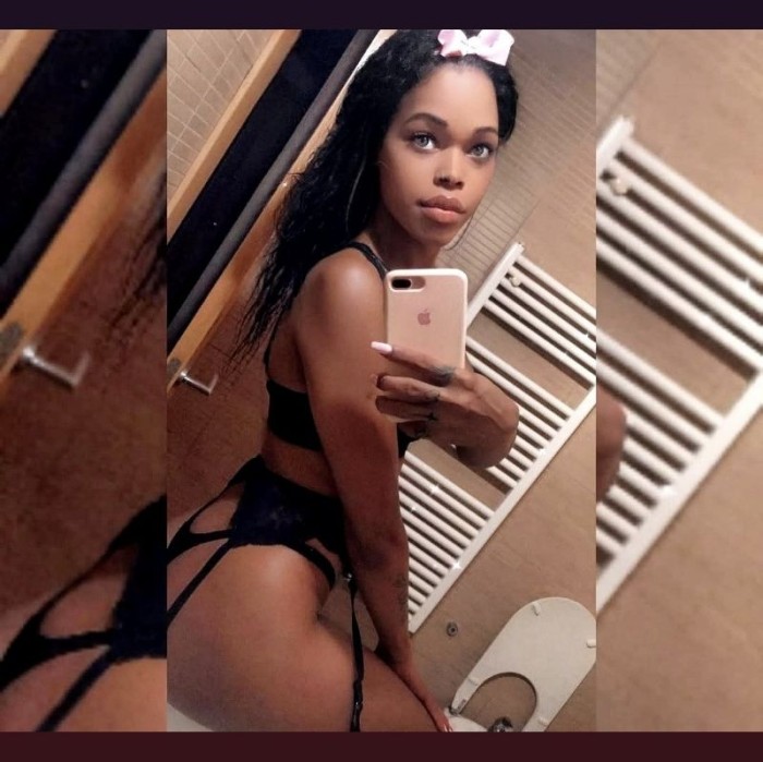 Trans Mulata Jovencita Guapa Feminina Cariñosa