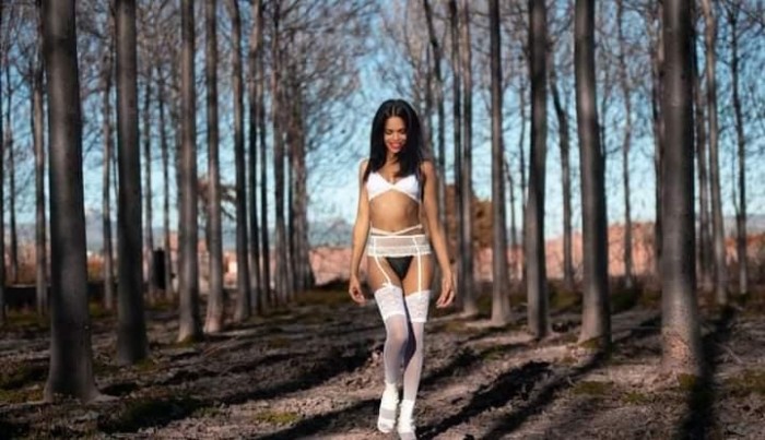 Trans Mulata Jovencita Guapa Feminina Cariñosa