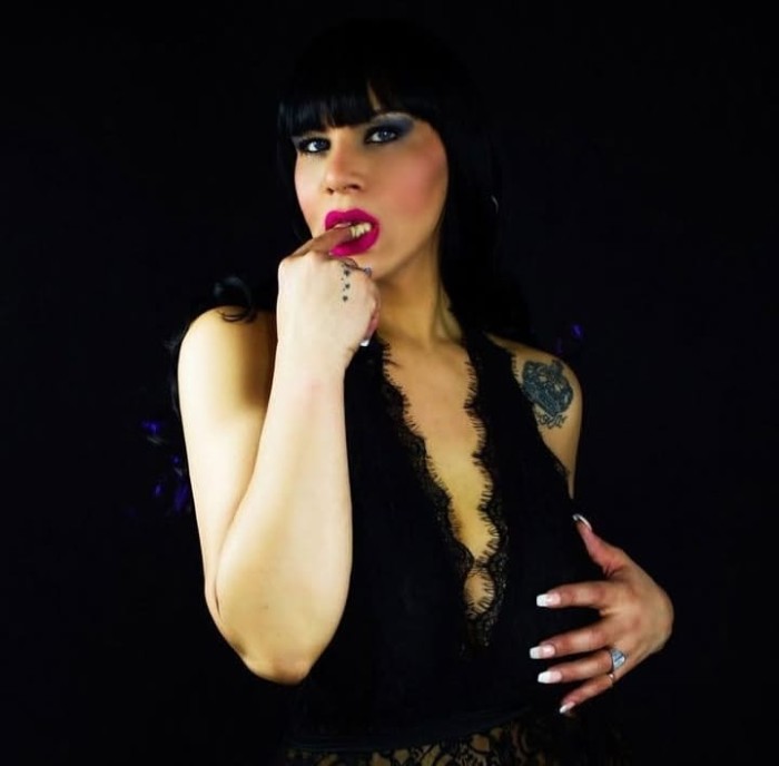 AUTÉNTICA DIOSA FEMENINA DIVERTIDA Y FIESTERA 24/7