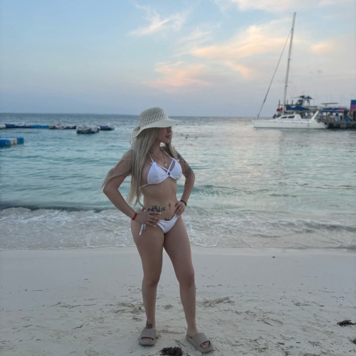 EN IBIZA RUBIA SERE TU ADICCION ENCANTADORA EXÓT