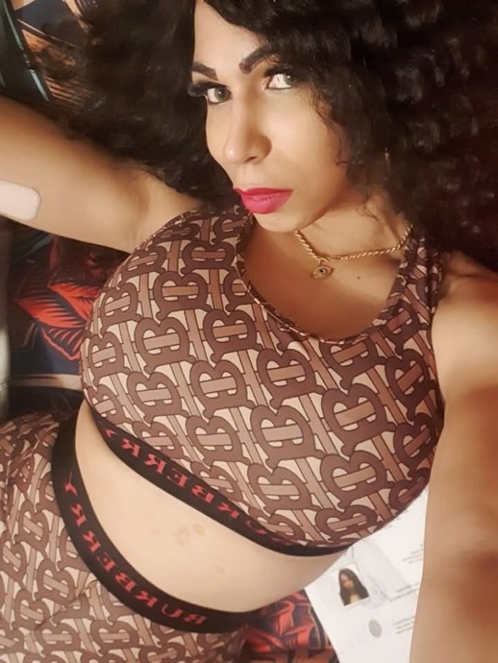 MASAJE EN CAMILLA TOCA Y DISFRUTA TRAVESTI POLLONA