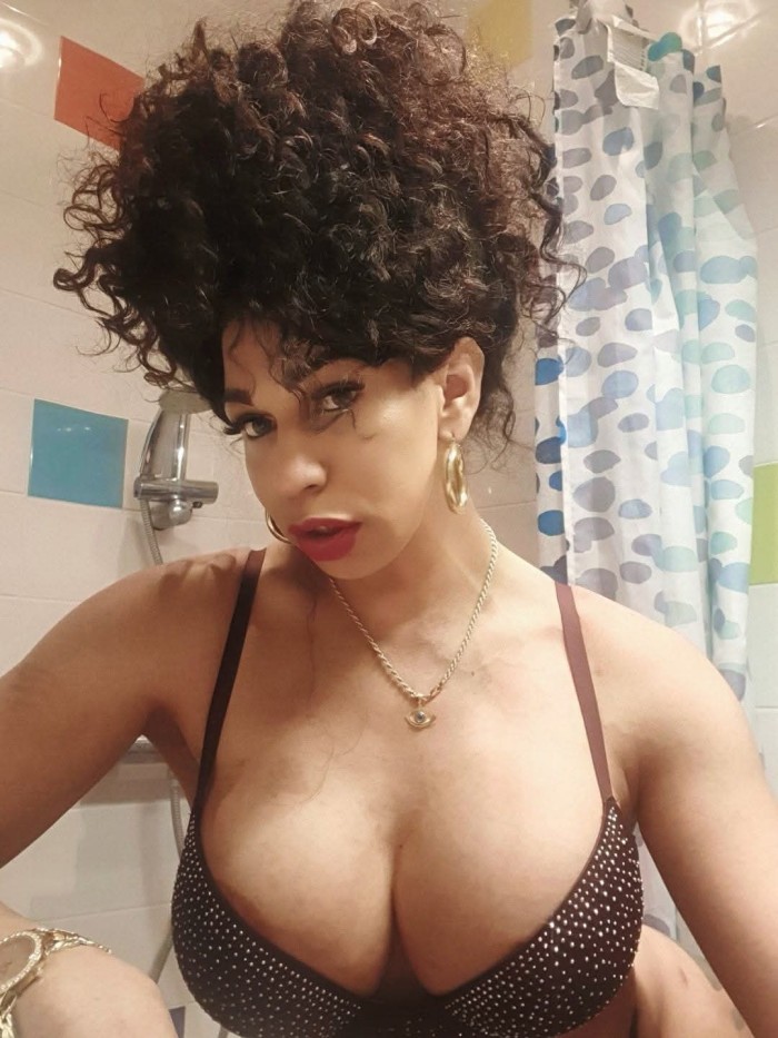 MASAJE EN CAMILLA TOCA Y DISFRUTA TRAVESTI POLLONA