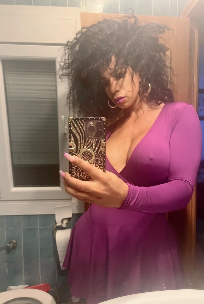 MASAJE EN CAMILLA TOCA Y DISFRUTA TRAVESTI POLLONA