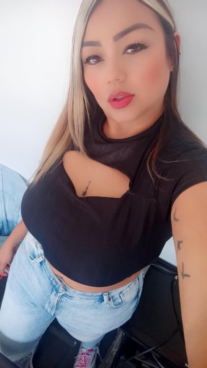 Cloe nueva en el ambiente, culona y tetona.