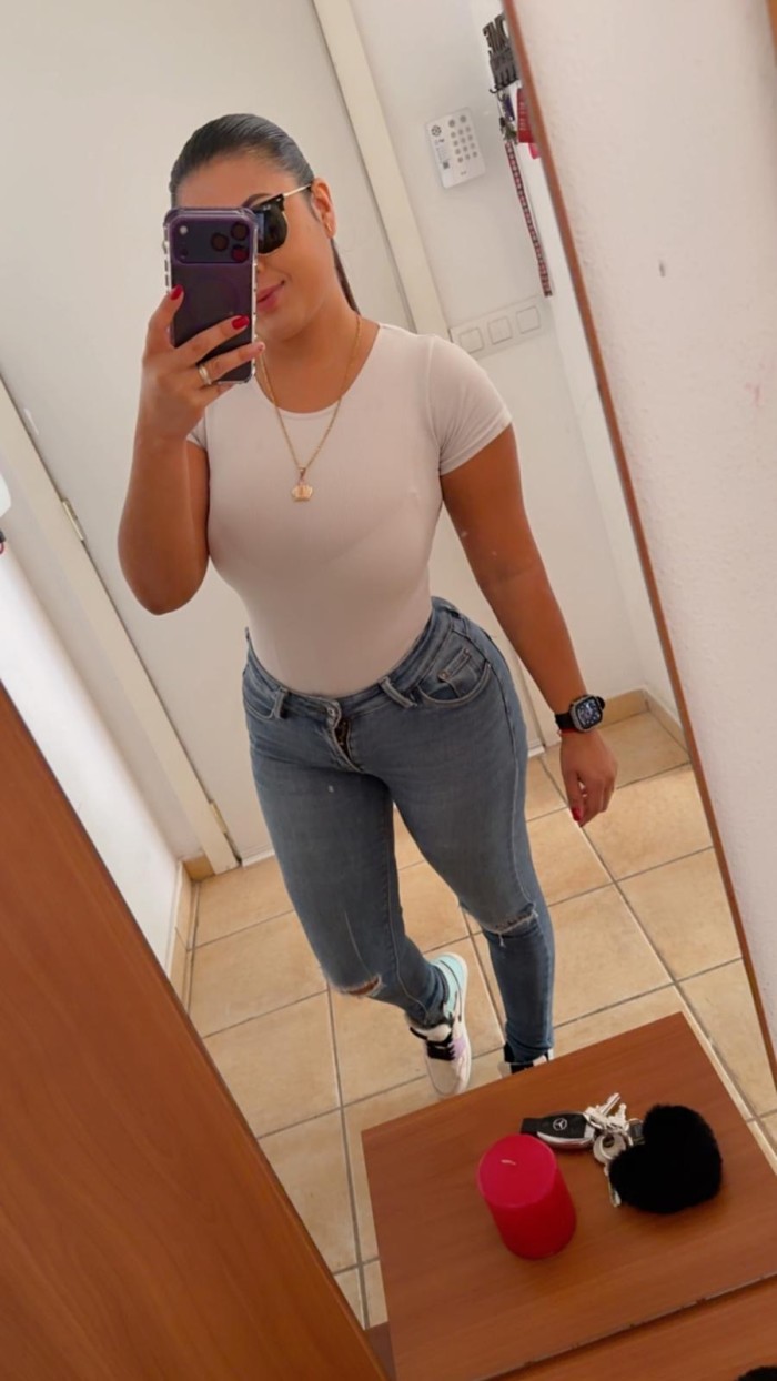 FASCINANTE GUARRA TRAVIESA MUY CAÑERA Y JUGUETONA EN ELDA ALICANTE