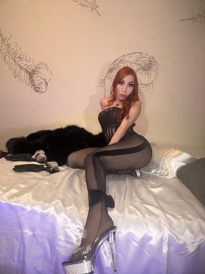 Bienvenido al edén del placer. Reina de la fiesta