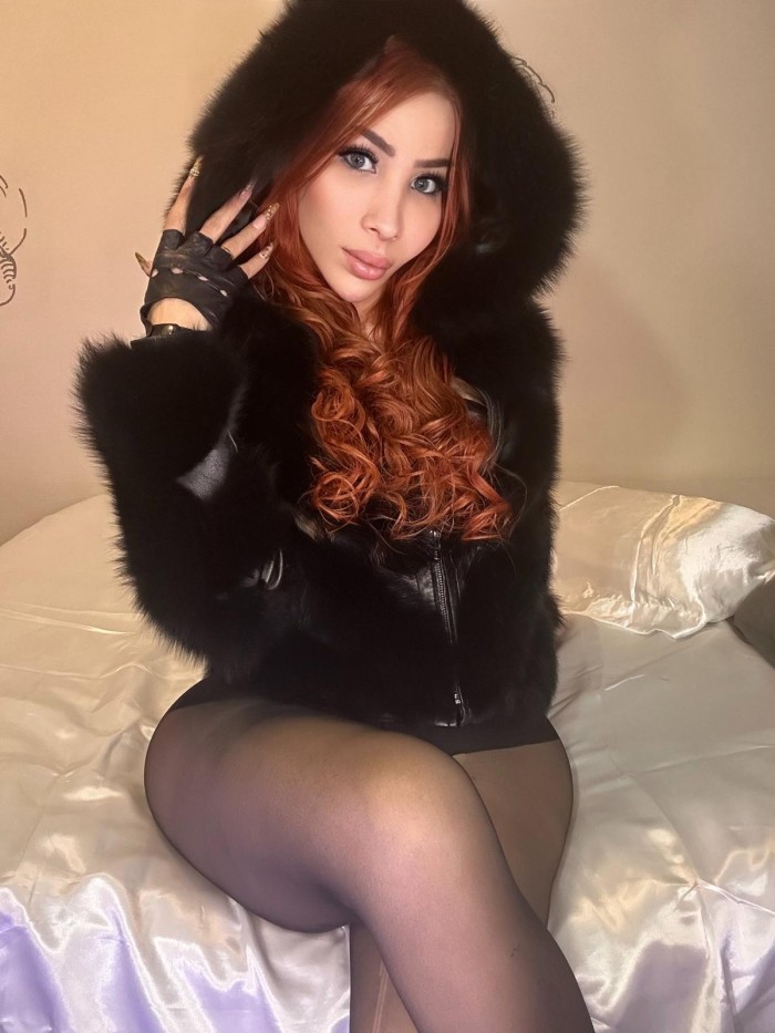 Bienvenido al edén del placer. Reina de la fiesta