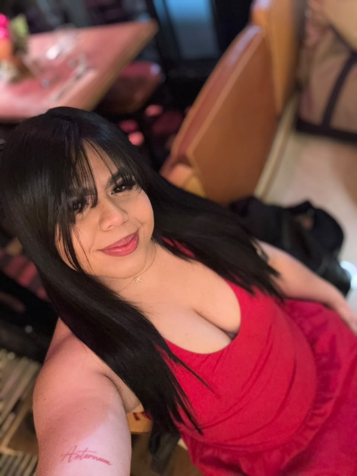 VEN A VERME ESTOY MUY MOJADITA Y ARDIENTE PARA TI