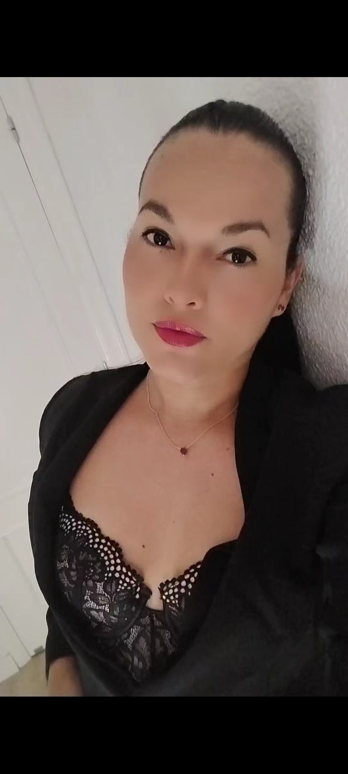HERMOSA CHICA TRANS MUY DIVERTIDA Y CARISMÁT