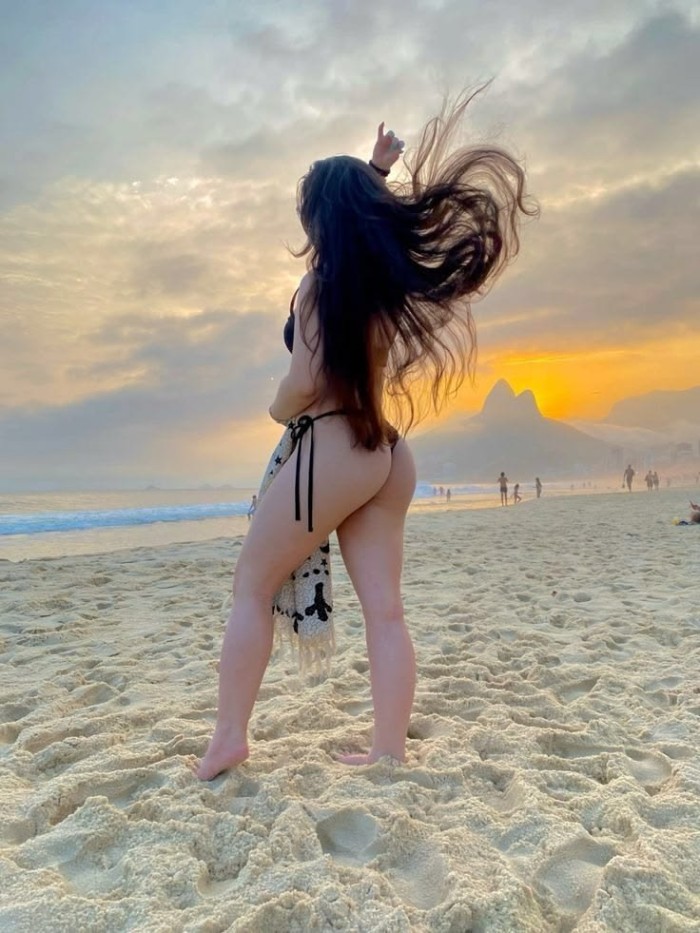 BELLA JOVENCITA FIESTERA DE CURVAS PERFECTAS INRRESISTIBLE NOVEDAD