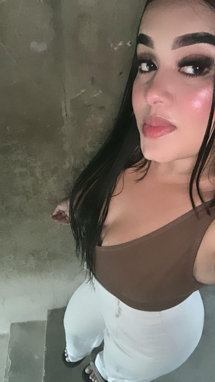 EN EL CRUZERO CALLE ABETO  TUS CAPRICHOS SERAN MIS DESEOS
