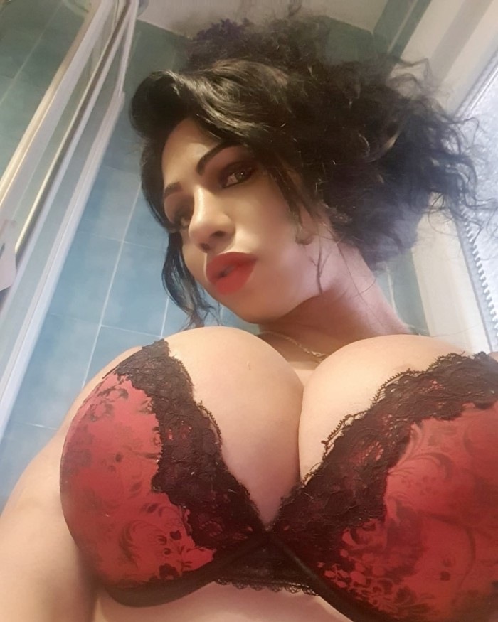 LA REINA DE LA CLAVADA ROMPE OJETES
