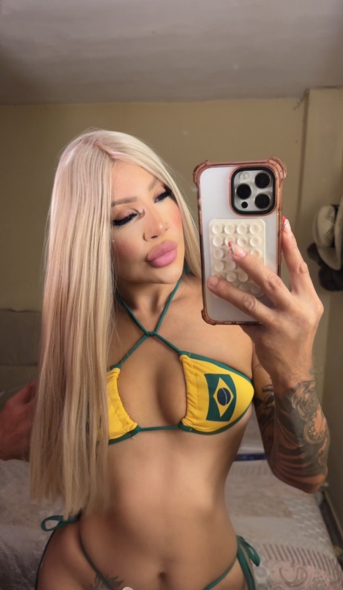 DELICIOSA EXQUISITA IMPLICADA DESEOSA DE PLACER