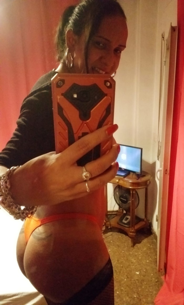 Cachonda completísima, fiestera y muy guarra