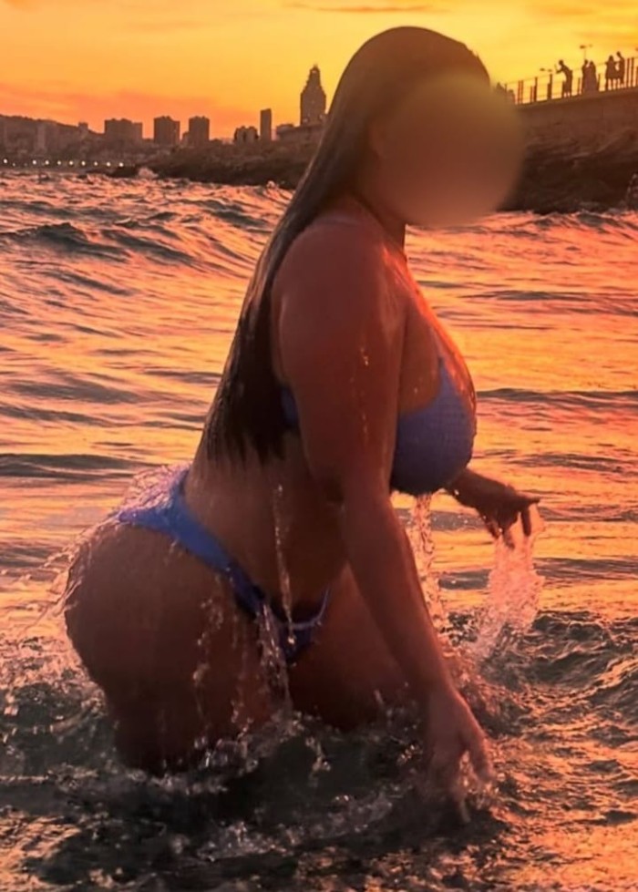 PRECIOSA LATINA ARDIENTE CON UN COÑITO APRETADITO ANSIOSO DE PLACER