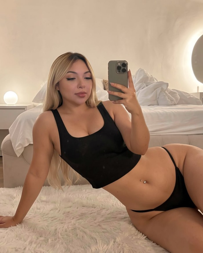 BRIANA RUBIA LATINA VAGINA ROSADITA Y ESTECHA