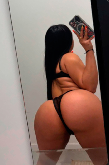 YESSICA LATINA CON CURVAS Y UN BUEN CULO