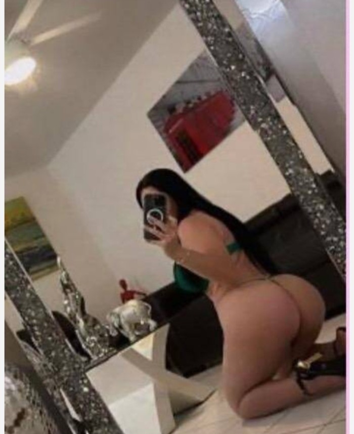 Venezolana Fiestera, dulce y cariñosa en puertolla