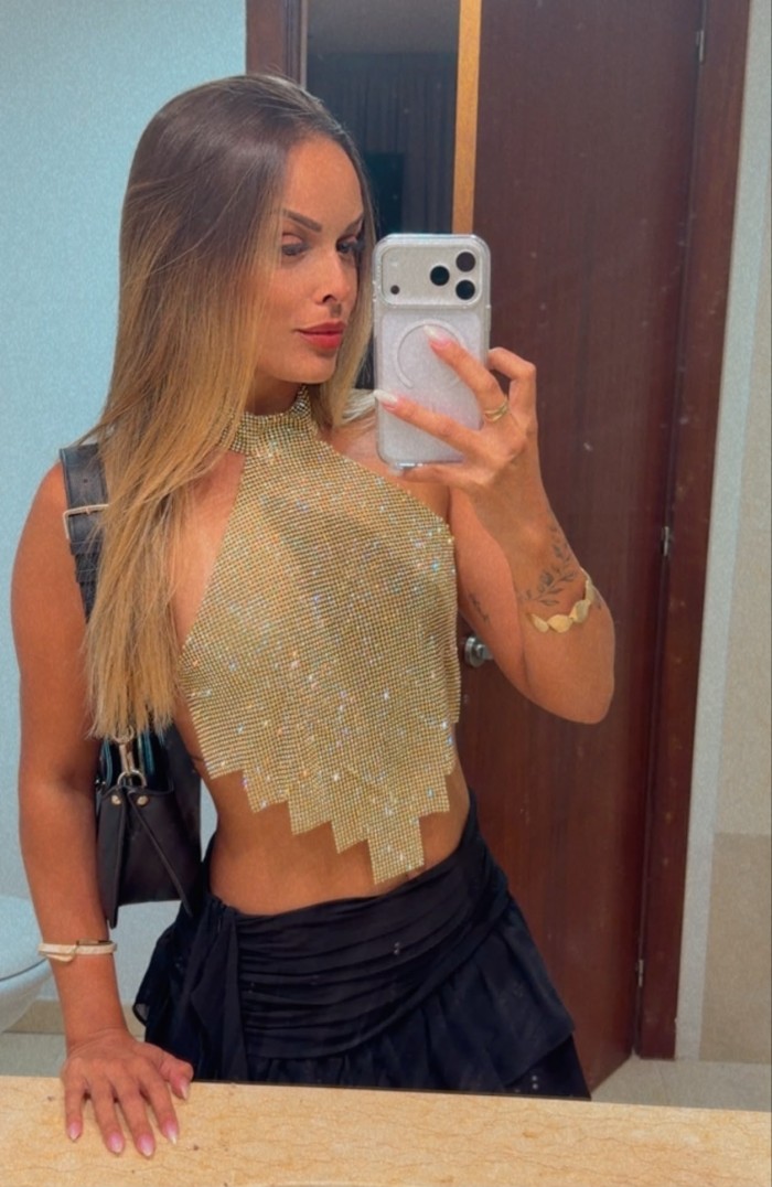 EN IBIZA BOMBA ARDIENTE CON GANAS DE SEXO DURO