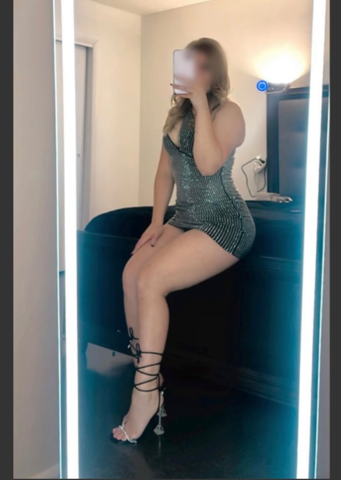 DELICIOSA ENTREGADA CACHONDA DESEOSA DE PLACER