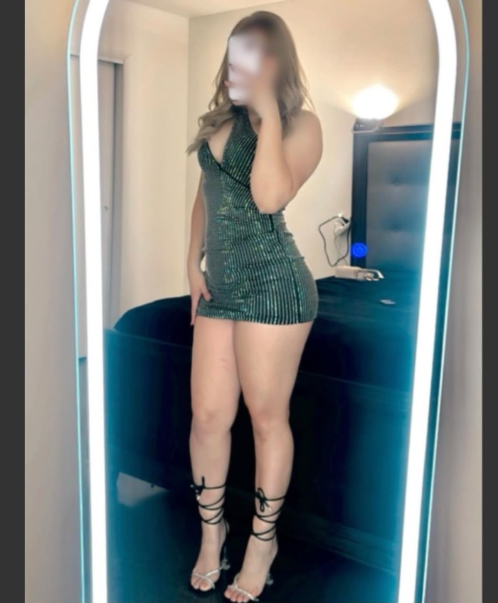 DELICIOSA ENTREGADA CACHONDA DESEOSA DE PLACER
