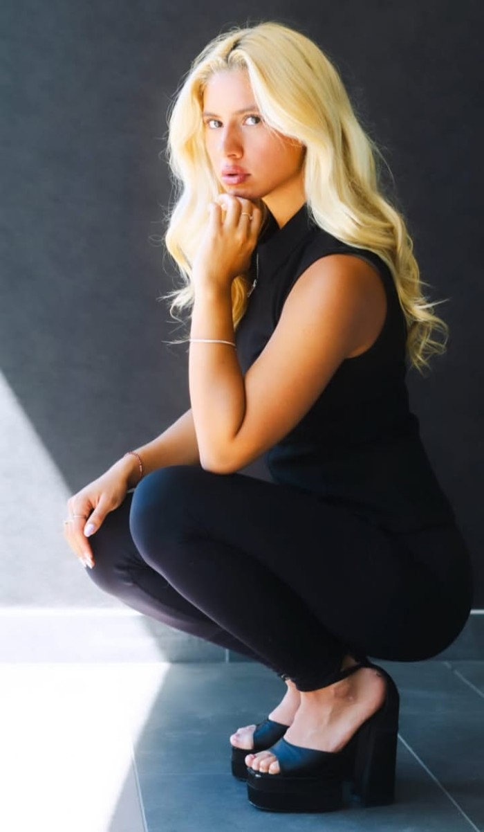 VICKY JOVENCITA RUBIA EN TARRAGONA