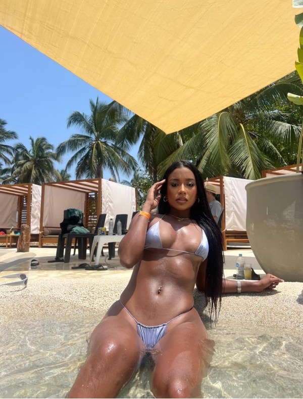 NIKOL DOMINICANA CACHONDA EN SALOU