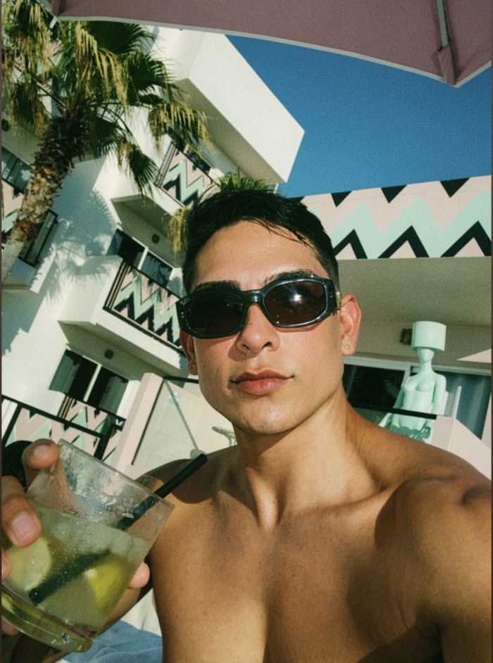 Chico fiestero dispuesto a todo