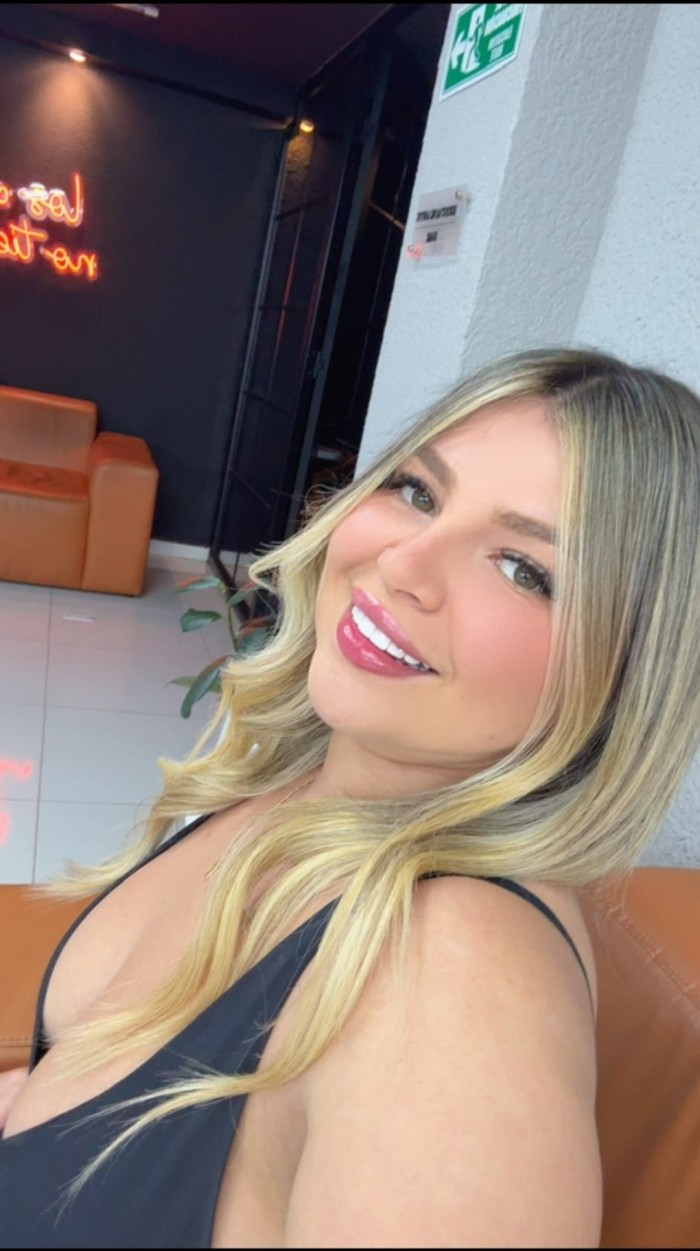 CAROLINA JOVEN GUAPÍSIMA CON UN CUERPO MUY VICIOSA