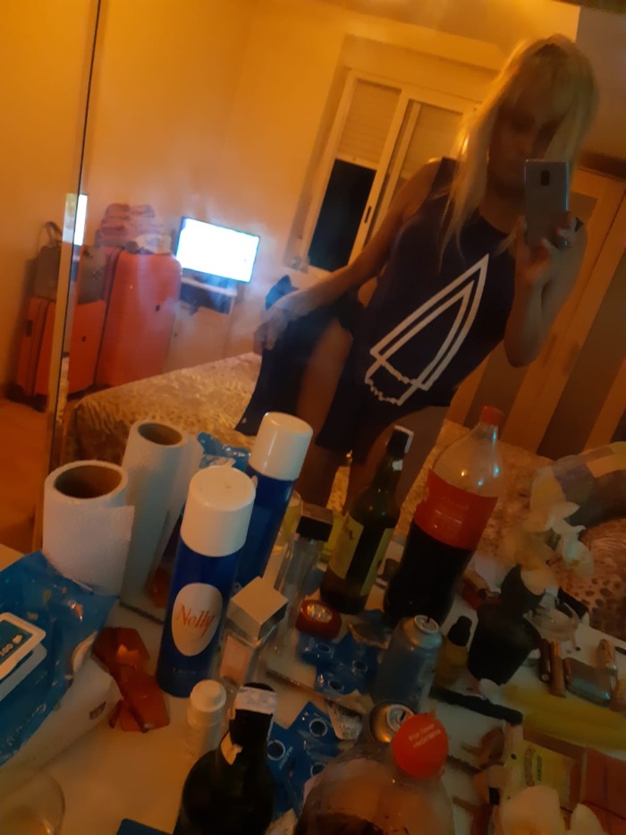 Joven rubia cachonda pocos días