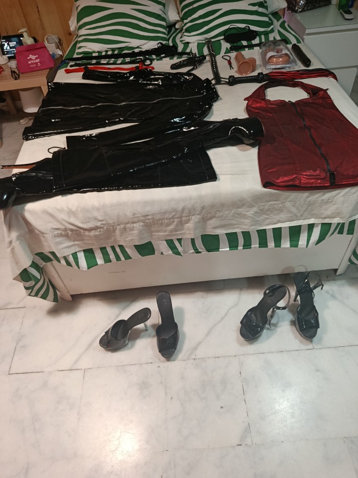 Sofía trans fiestera domina chicos parejas vicio