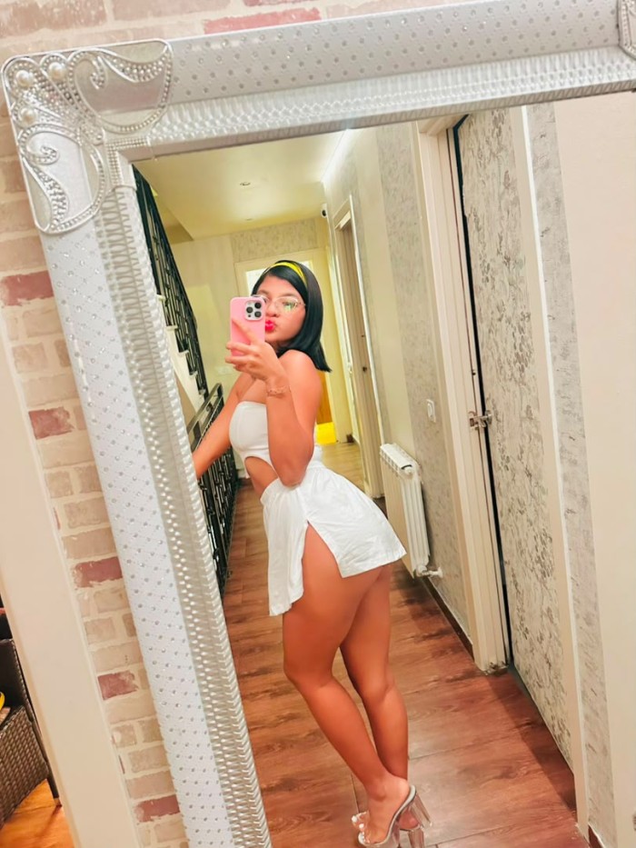 Sol  chica delgada con unas curvas bien definidas