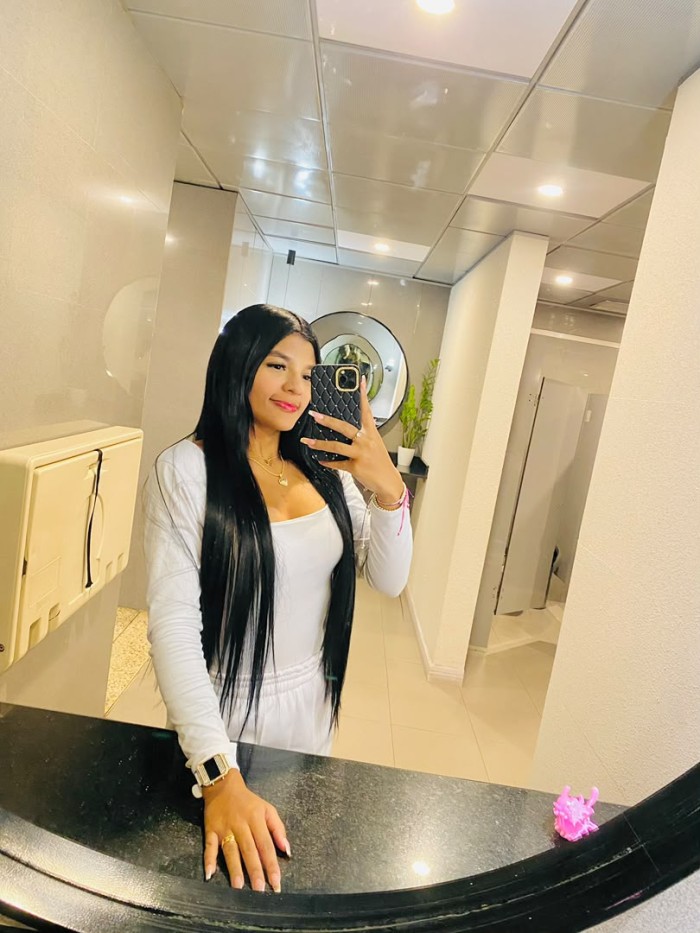 Sol  chica delgada con unas curvas bien definidas