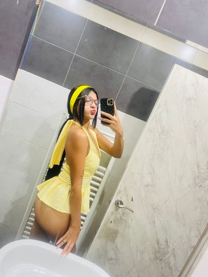 Sol  chica delgada con unas curvas bien definidas