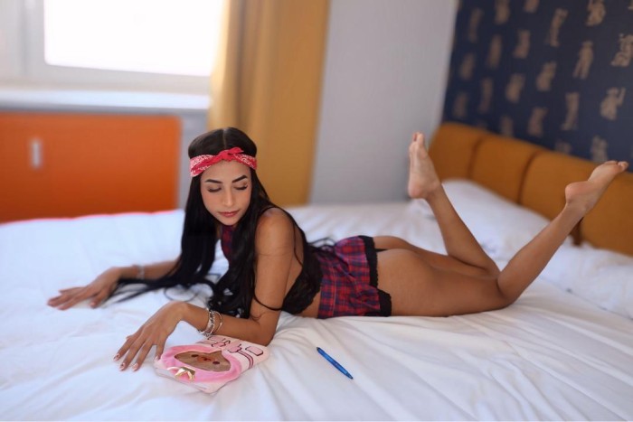 ASHEL  2×1  joven colombiana