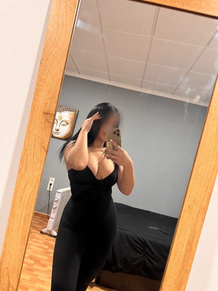 JOVENCITA LATINA FIESTERA Y CALIENTE