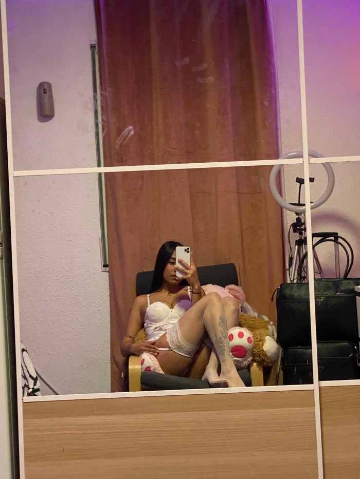 Latina joven recién llegada