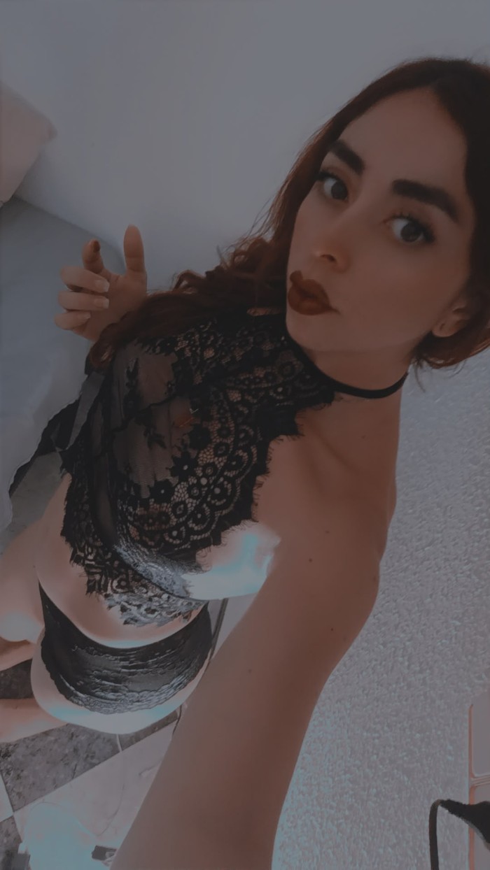 DULCE NIÑATA DE 20 AÑITOS FIESTERA EN VALENCIA