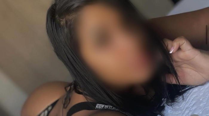 Morenaza fiestera morbosa con tetas naturales