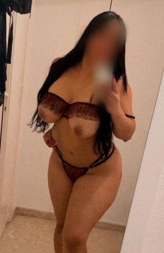 Morenaza fiestera morbosa con tetas naturales