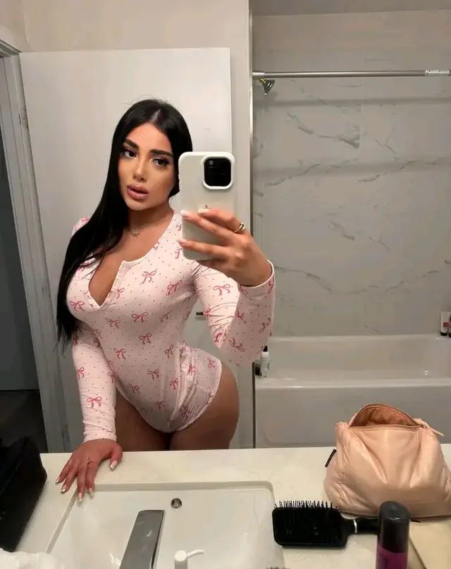 CUERPAZO CUMPLE TUS FANTASIAS. Perra en la cama