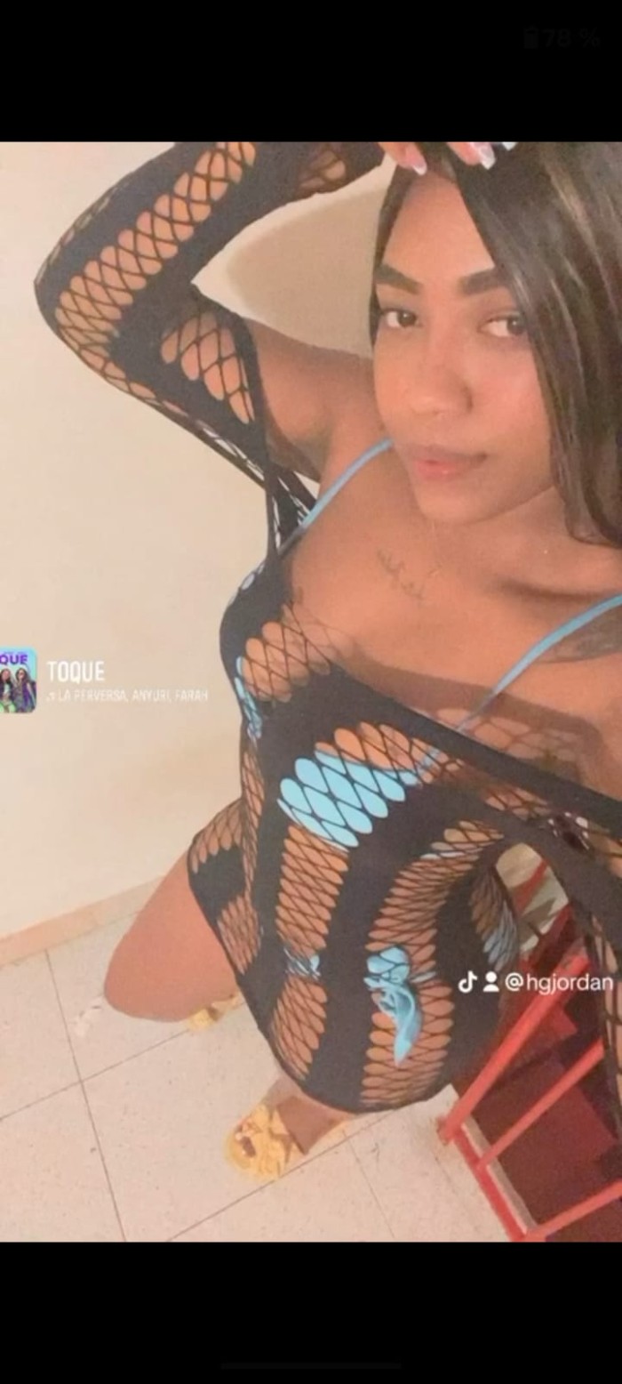 Amigas fiesteras , jóvenes y guapas