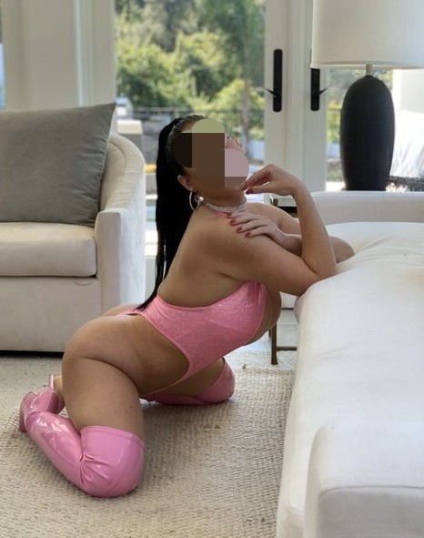 PRECIOSAA….. DULCE…… SENSUAL…. MASSAGE
