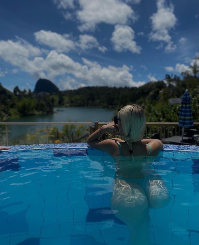 HERMOSA RUBIA, GUAPA, DULCE, SEDUCTORA Y COMPLACIENTE.