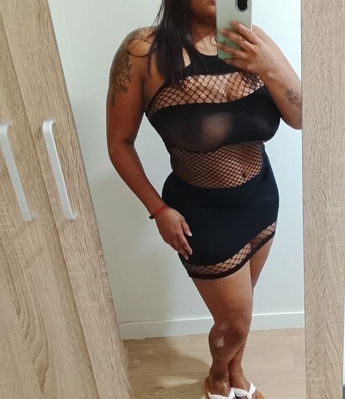 MORENA TETONA COMPLACIENTE EN BILBAO MUY SEXY