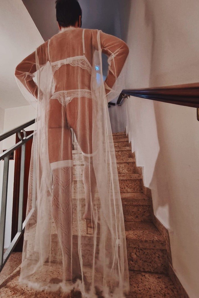 MÍA, SEÑORITA ELEGANTE Y DISCRETA